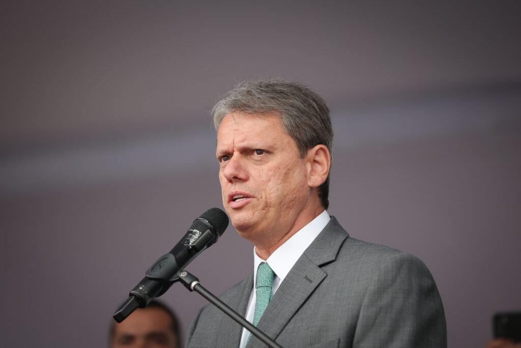 Boulos aciona PGR por suposta ajuda de Tarcísio à fuga de Bolsonaro