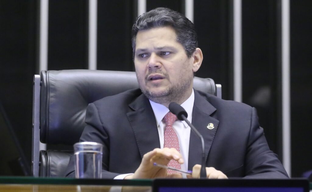 Após briga no palco, SBT anuncia a saída de Felipeh Campos