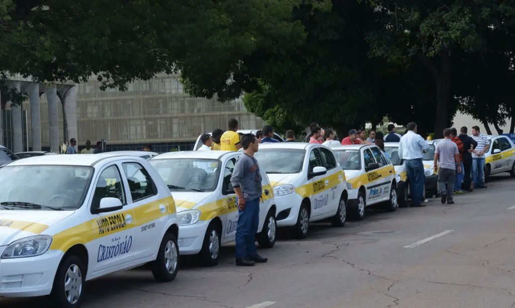 Ao notar embriaguez de juiz, mulher que estava nua no colo tentou assumir volante