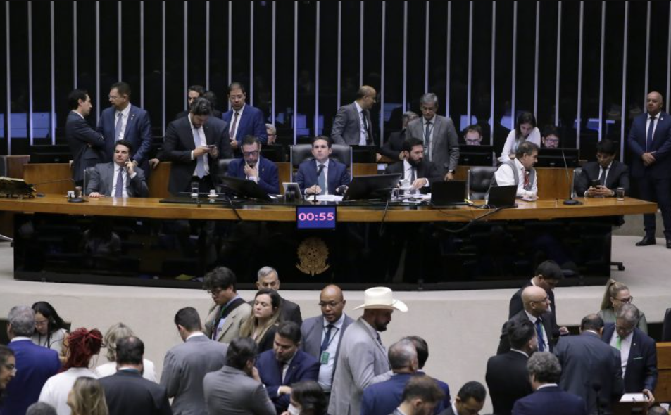 Câmara aprova PEC da Blindagem em 2º turno