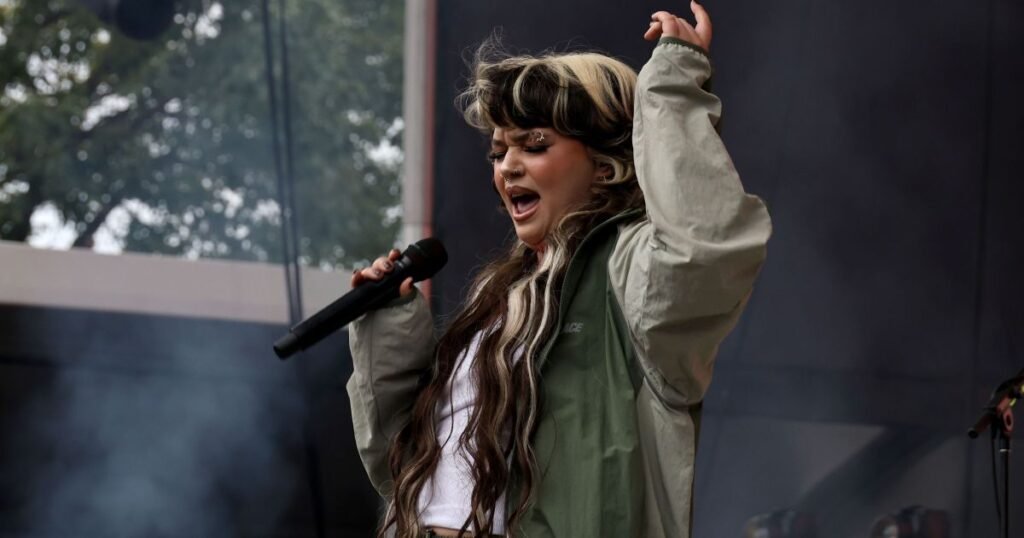 Cantora desmaia no palco durante show em festival de Nova York; veja vídeo