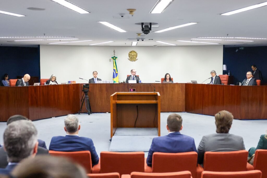 Veja o momento em que o influenciador trumpista Charlie Kirk é baleado