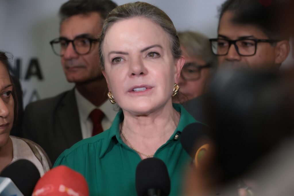Gio Ewbank ganha beijão de amigo: