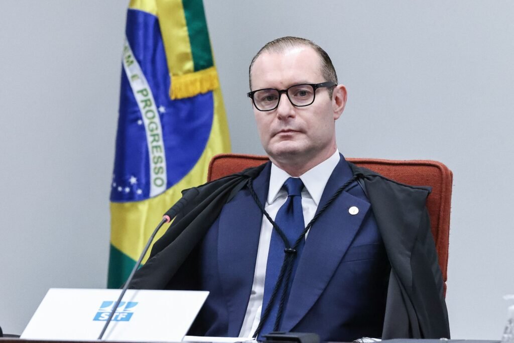 Veja o momento em que o influenciador trumpista Charlie Kirk é baleado