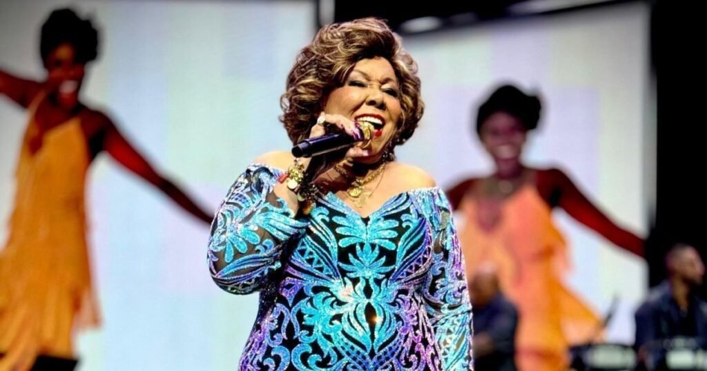 Alcione critica final de "Vale Tudo" durante show em São Paulo