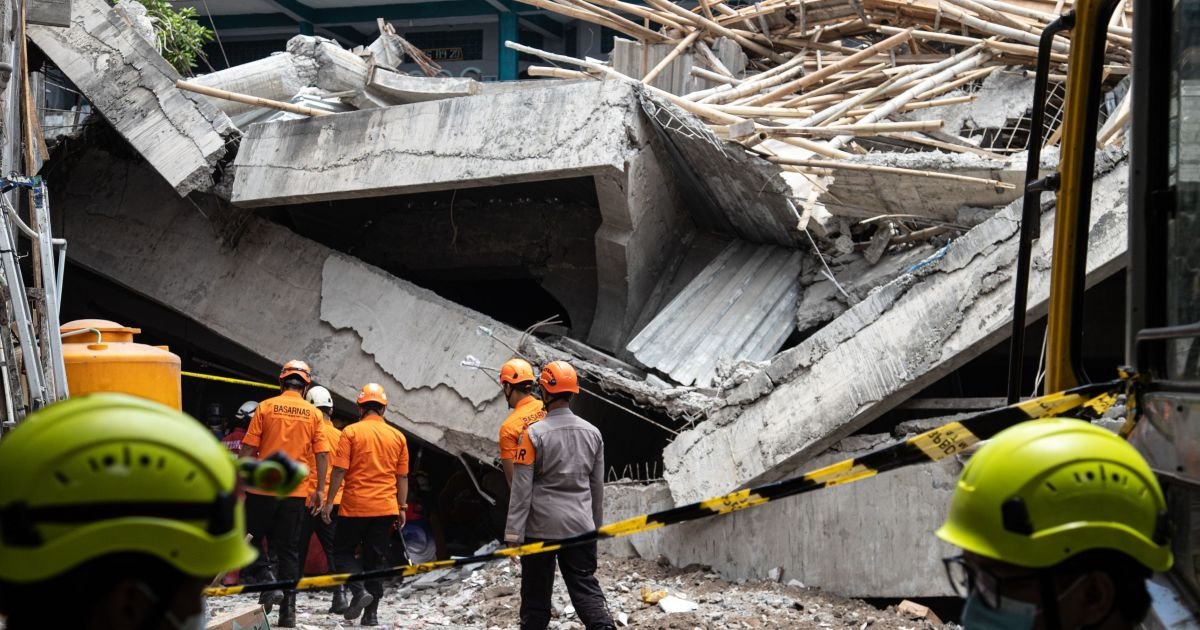 Indonésia: Cinco estudantes são resgatados com vida de escola que desabou