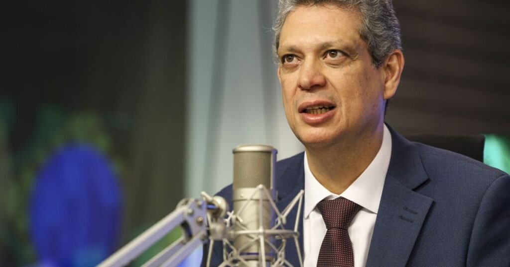 Macêdo diz que deixa ministério visando disputar eleições de 2026