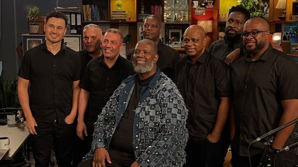 Péricles faz retrospectiva da carreira em 3º "Tiny Desk Brasil"