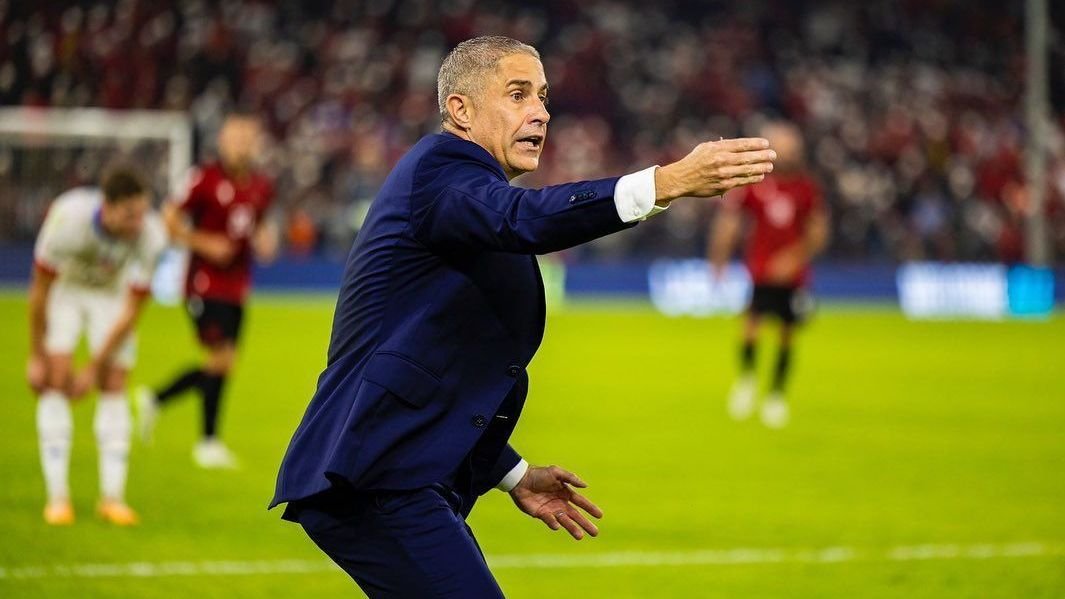 Na repescagem da Copa, Sylvinho comemora com jogadores da Albânia