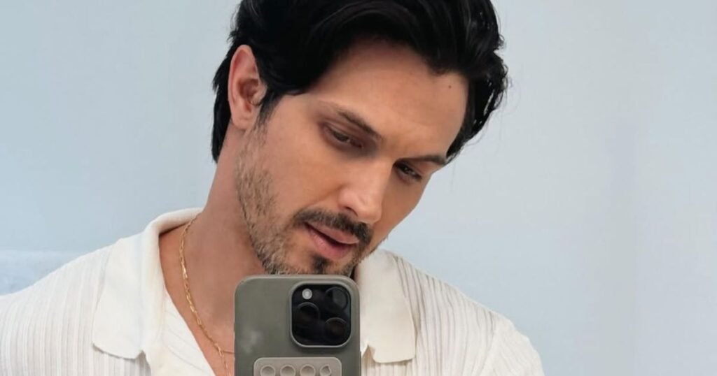 Romulo Estrela ensina fazer cabelo de Paulinho em "Três Graças"