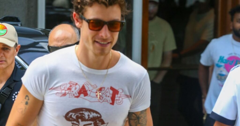 Shawn Mendes tira foto com fãs no Rio de Janeiro e passeia pela cidade