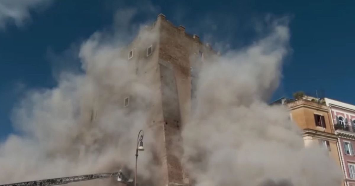 Veja o momento em que estrutura de torre desaba na Itália
