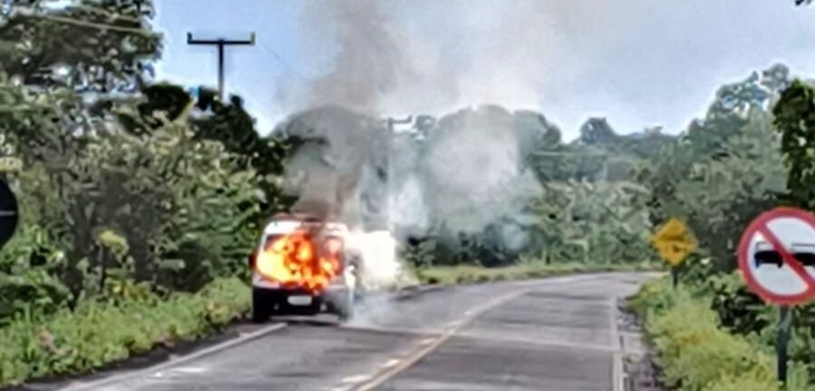 Incêndio destrói ambulância na PI-323 em Sigefredo Pacheco