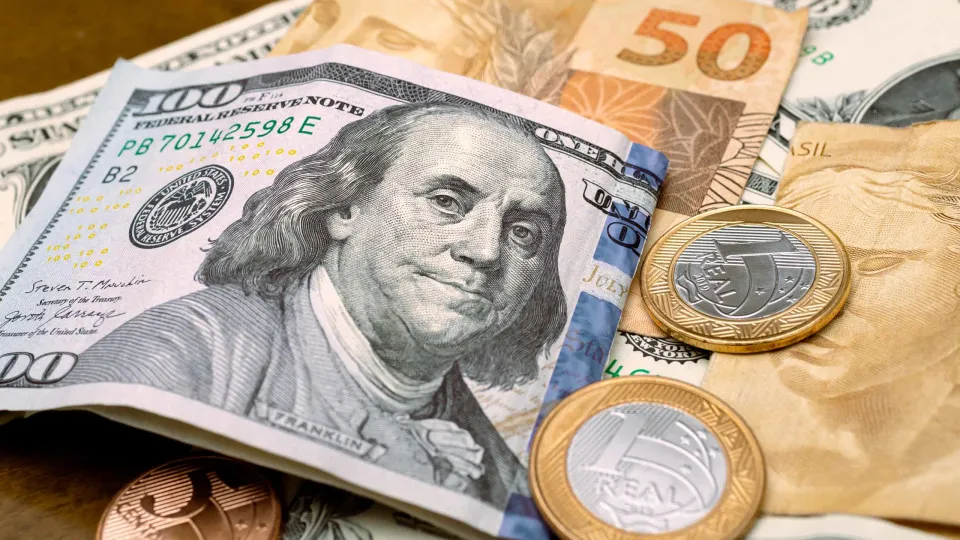 Dólar cai abaixo de R$ 5 pela primeira vez em dois anos