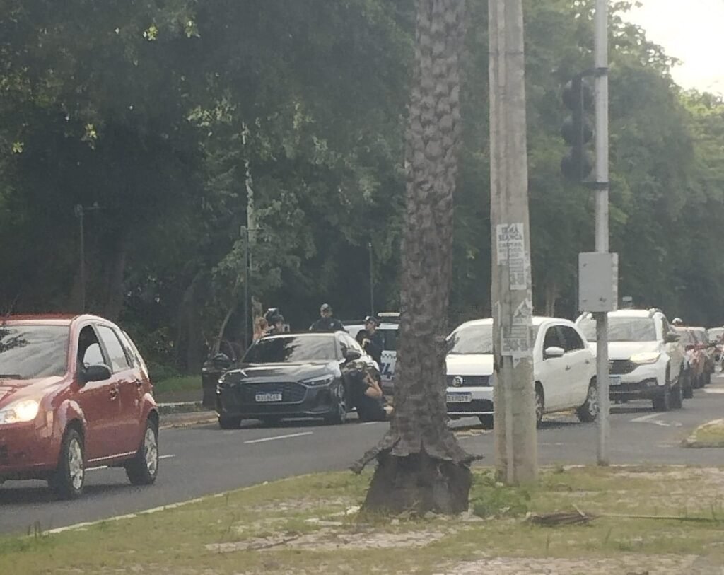 Acidente entre carro e moto deixa duas pessoas feridas em Teresina