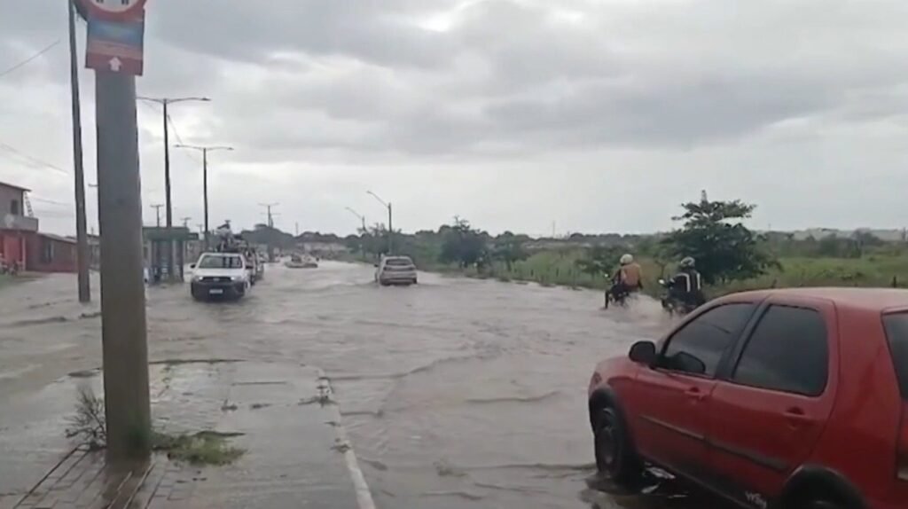 Temporal causa alagamentos e transtornos em Teresina