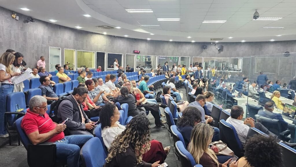 Servidores de Teresina protestam contra exclusão em reajuste salarial de 5,35%