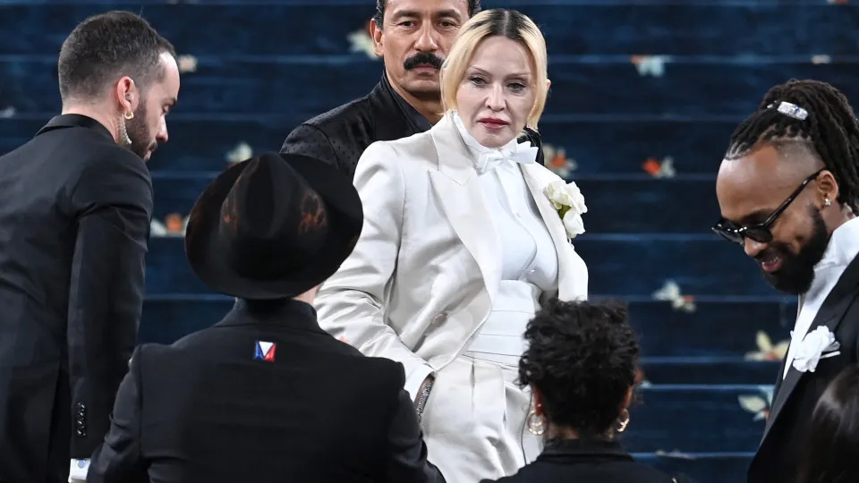 Madonna anuncia novo álbum após limpar suas redes sociais