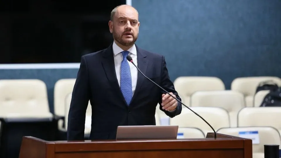 Governador interino do RJ ordena auditoria e suspende novos contratos