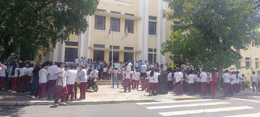 Alunos e professores do Liceu Piauiense protestam por melhorias e permanência de diretor
