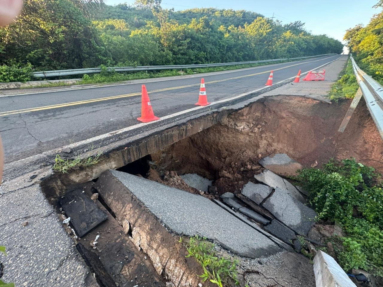 Erosão causa interdição total da BR-343 entre Buriti dos Lopes e Parnaíba