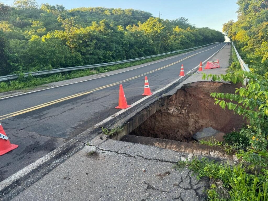 Meia faixa da BR-343 liberada após cratera; liberação total em dois dias