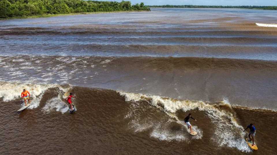 Surfistas competem nas ondas da pororoca no Pará