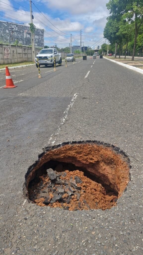 Buraco na Avenida Raul Lopes causa interdição parcial da via em Teresina