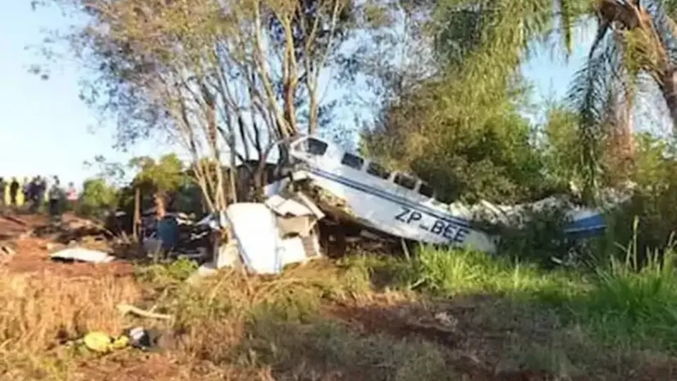 Avião com R$ 15 milhões cai no Paraguai e moradores saqueiam a carga