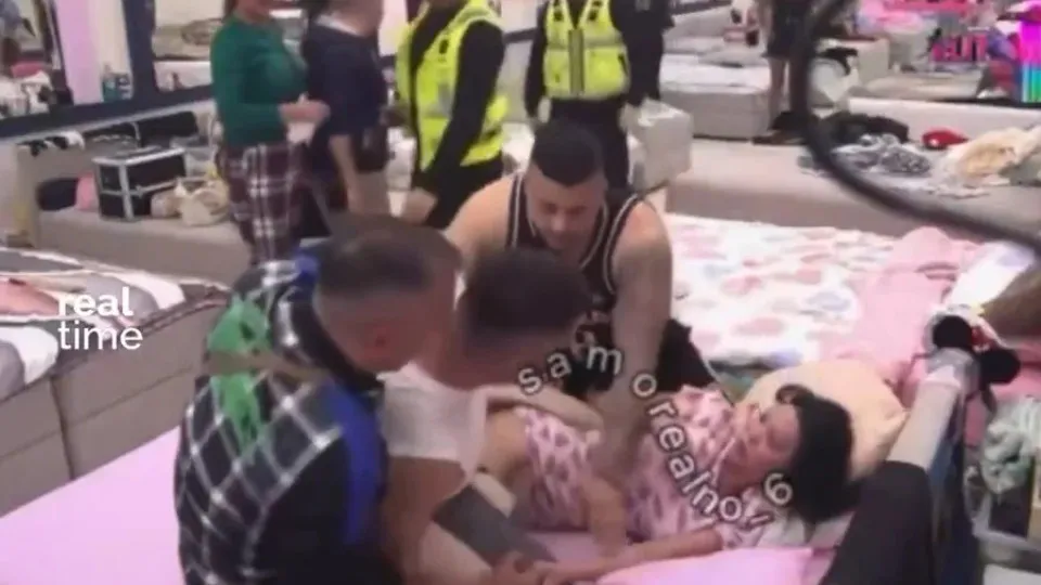 Violência em reality show sérvio: participante tenta estrangular colega