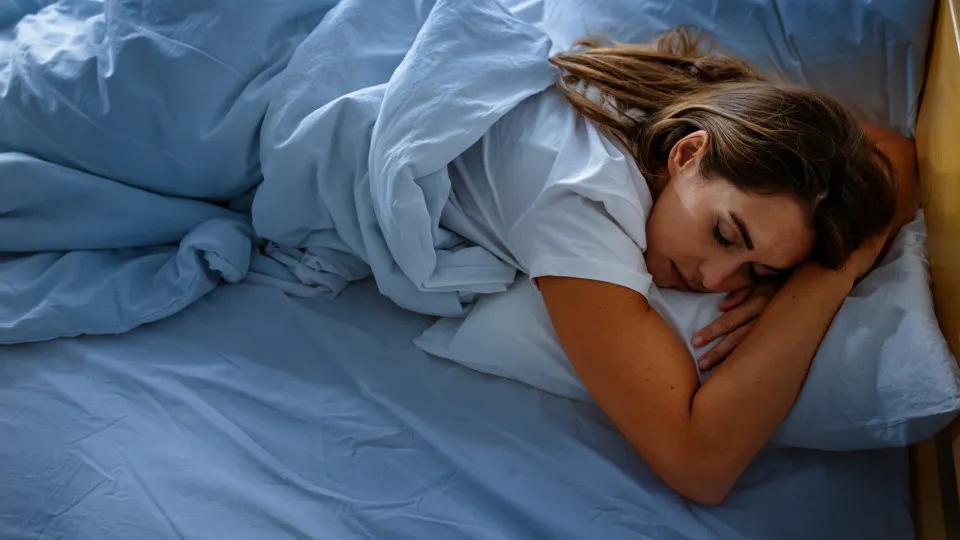 Como a posição ao dormir pode acelerar o envelhecimento da pele