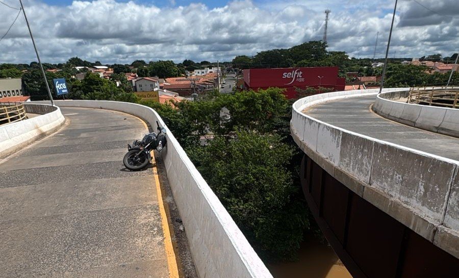 Motociclista desaparece após cair da Ponte da Amizade no Rio Parnaíba