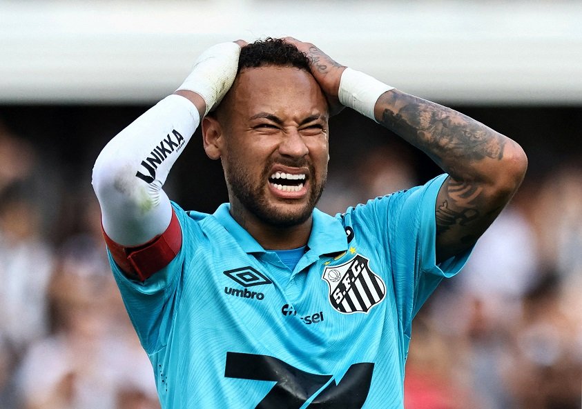 Neymar falta a treino por virose após ser flagrado em boteco em Santos