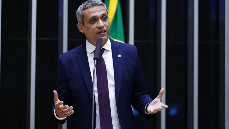 Gustavo Gayer se torna réu por injúria ao associar Lula a Hamas e nazismo