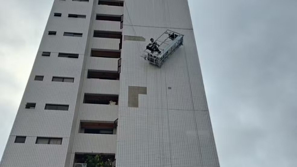 Incidente em Teresina: trabalhador fica pendurado a 50 metros durante manutenção