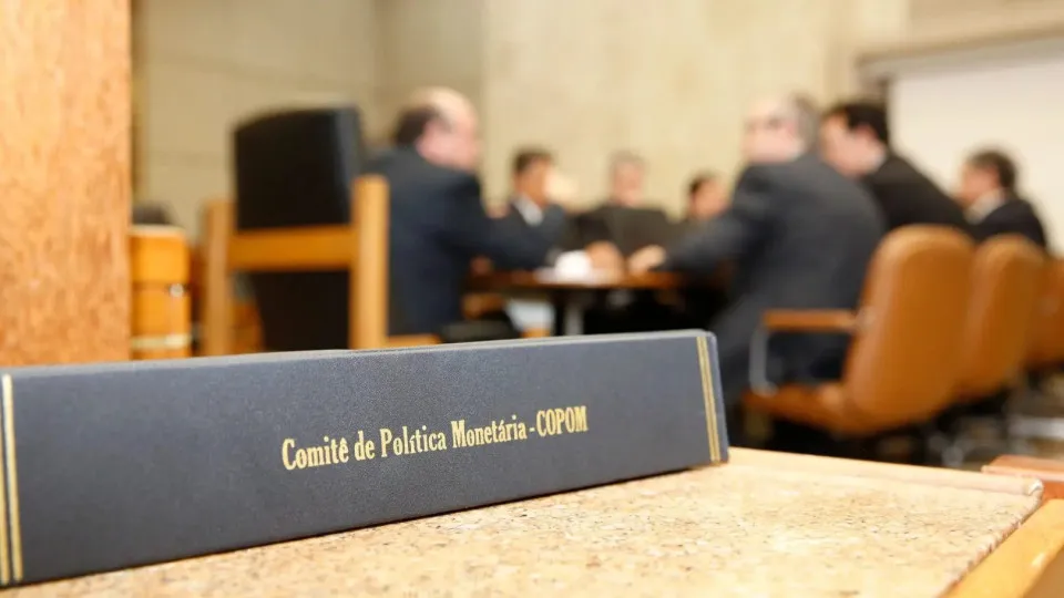 Banco Central reduz taxa Selic para 14,5% ao ano em meio a tensões globais