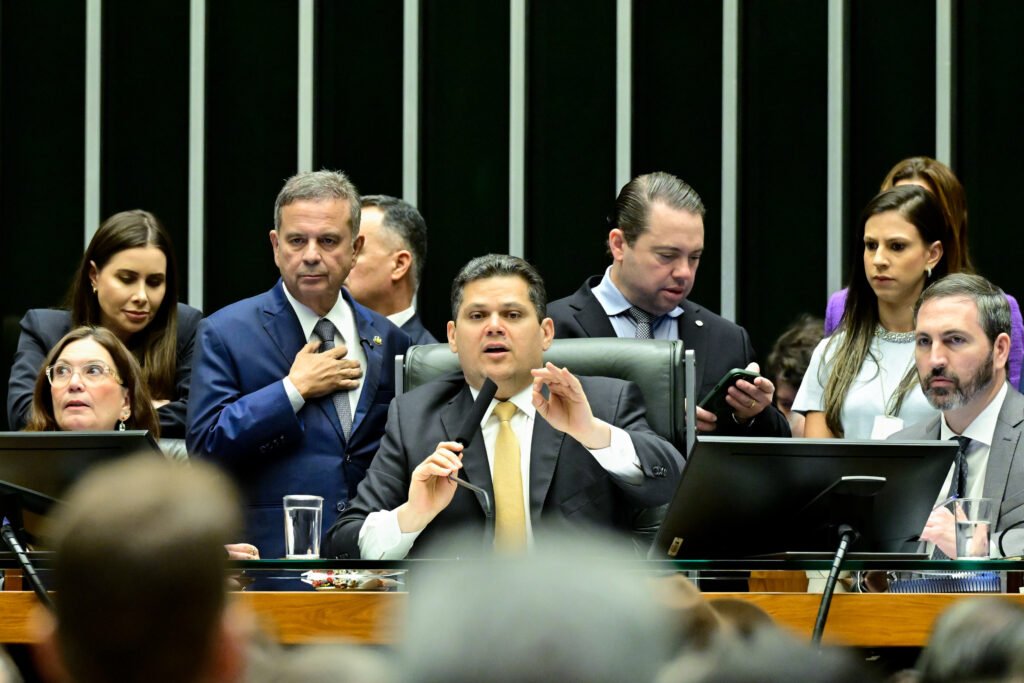 Alcolumbre exclui trechos do PL da Dosimetria e responde a críticas sobre facções