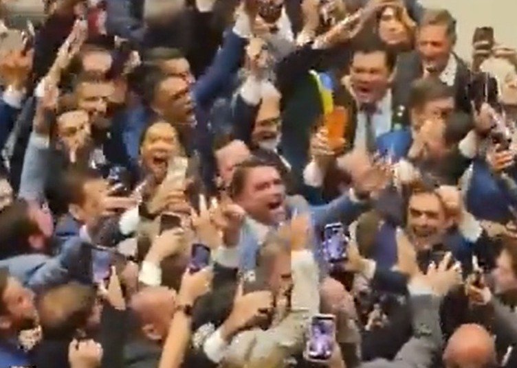 Flávio Bolsonaro celebra vitória no Senado com aliados em vídeo festivo