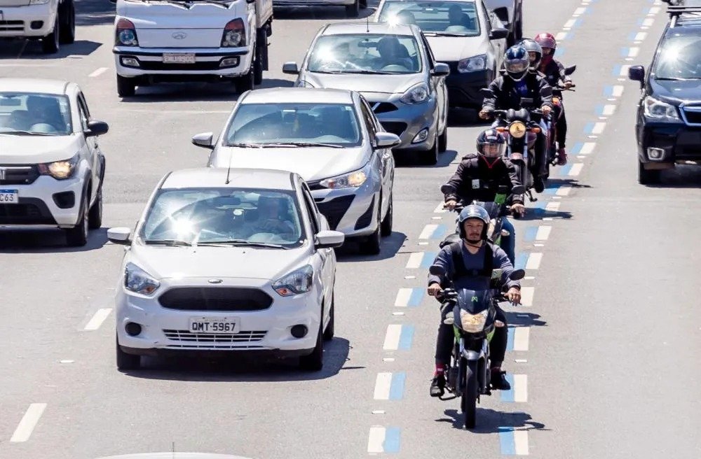 Motociclistas criticam governo Lula por atraso na renovação da Faixa Azul em SP