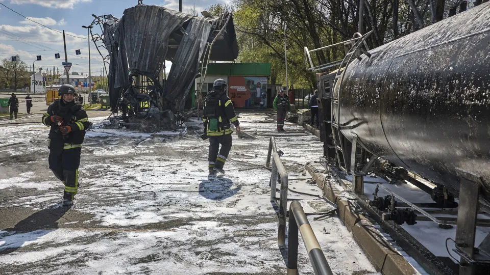 Ataques russos resultam em mortes na Ucrânia e Kiev ataca petroleiros