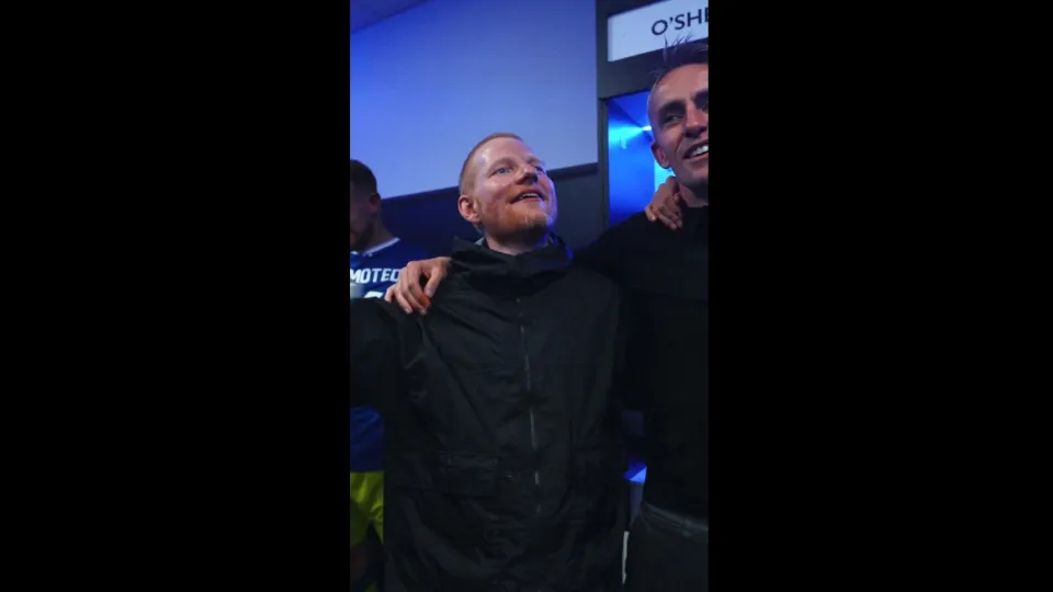 Ed Sheeran celebra retorno do Ipswich Town à Premier League com festa emocionante