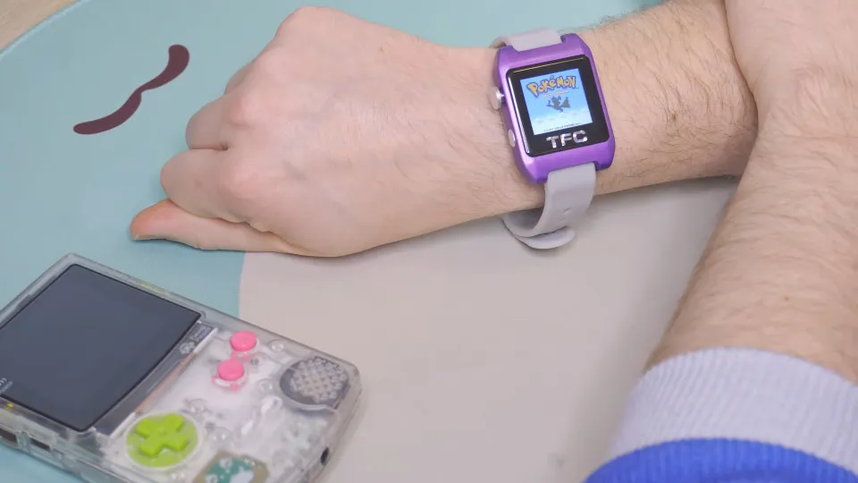 Youtuber cria relógio funcional inspirado no Game Boy Color