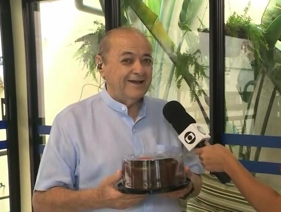 Prefeito Silvio Mendes celebra lançamento de edital de lixo com bolo de chocolate