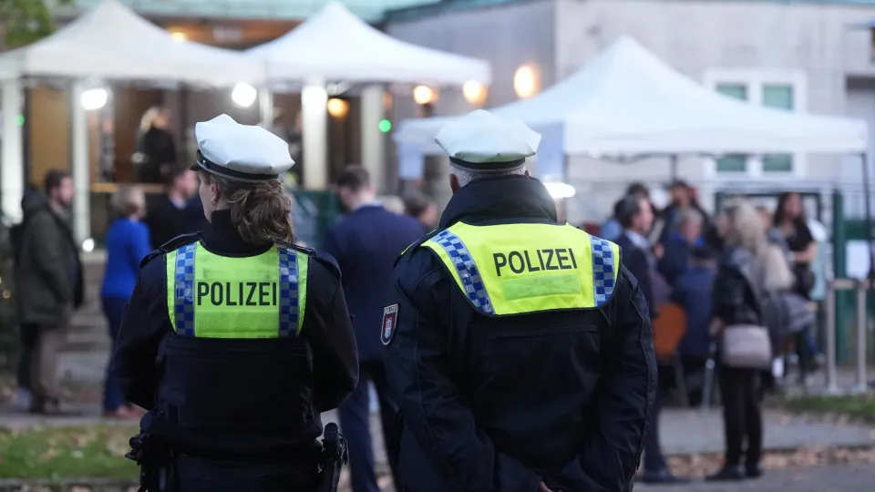 Carro atropela pedestres e causa mortes em Leipzig, na Alemanha