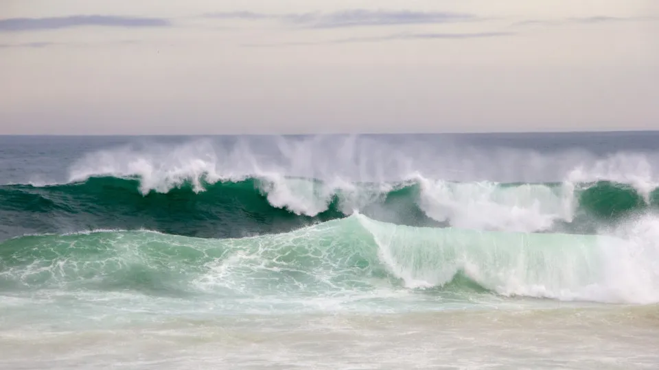 Ressaca provoca ondas de até 3 metros no Rio de Janeiro; confira a previsão do tempo