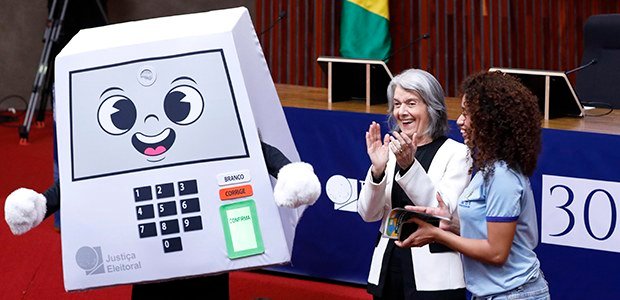TSE apresenta mascote para urnas eletrônicas nas eleições de 2026
