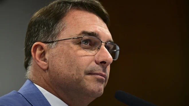 Flávio Bolsonaro incentiva jovens a obter título de eleitor antes do prazo final