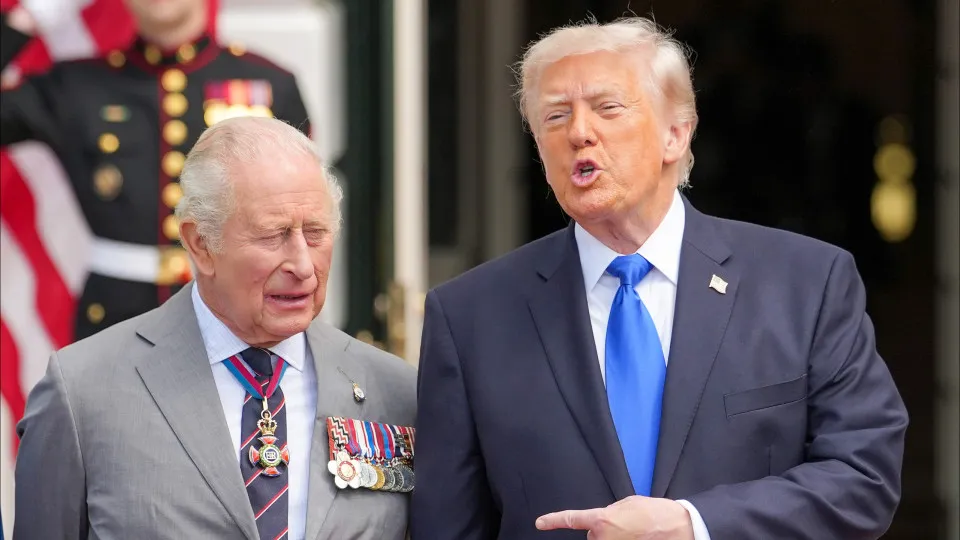 Rei Charles III se sente incomodado ao descobrir parentesco com Donald Trump