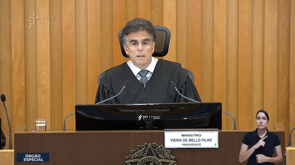 TST determina corte de salário por faltas e levanta debate sobre juízes 'vermelhos e azuis'