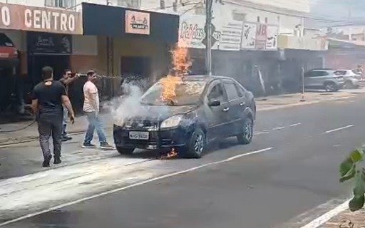 Carro pega fogo em avenida da zona Sul de Teresina e assusta motoristas